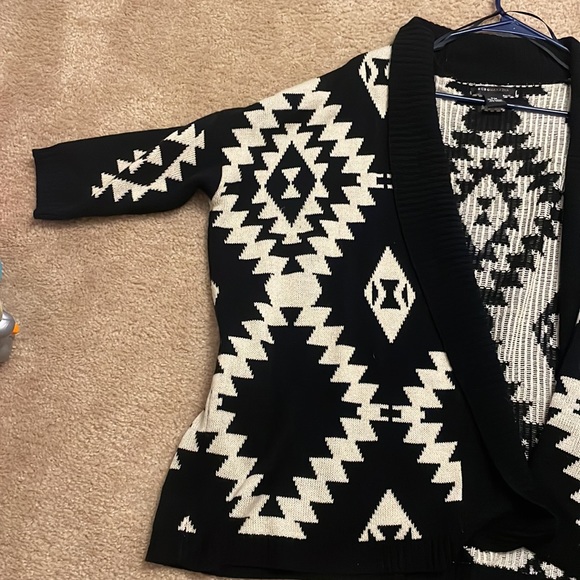 Womens BCBGMaxazria 3/4" Sleeve Aztec Chunky Knit Cardigan. Size S/M - Picture 3 of 6